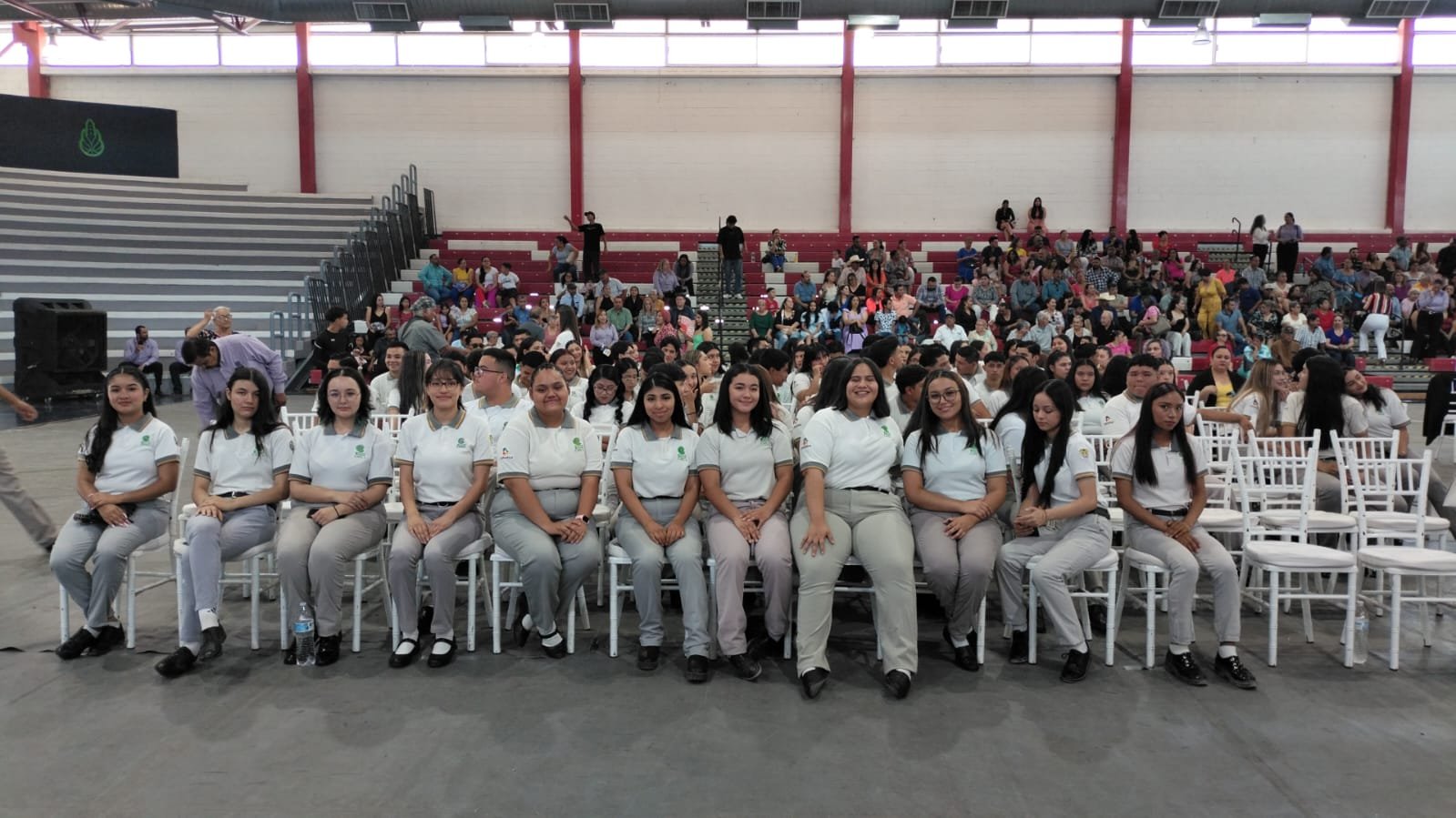 245 alumnos y alumnas se gradúan el día de hoy del plantel 15 de Bachilleres, aquí se marca la generación numero 13