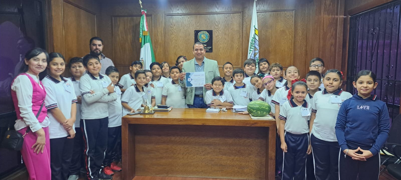 Recibe alcalde de La Cruz a alumnos y alumnas de primaria Lázaro Cárdenas de Camargo.