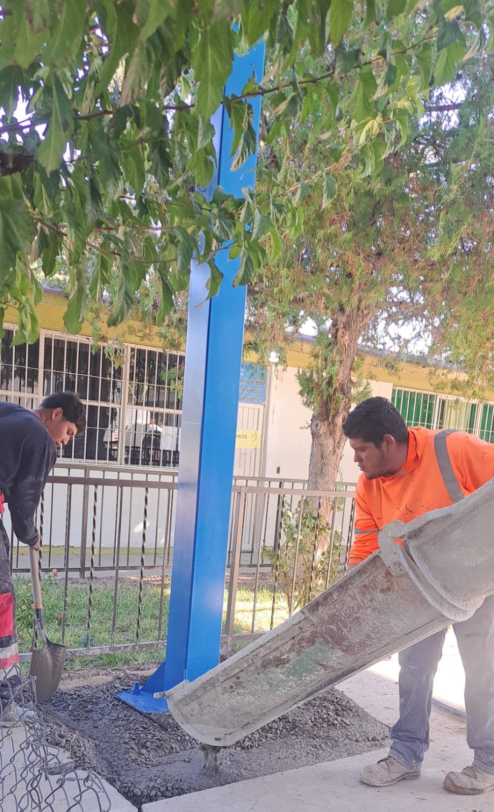 Continúan trabajos de techumbre en primaria Manuel Ojinaga y Benito Juárez de La Cruz.