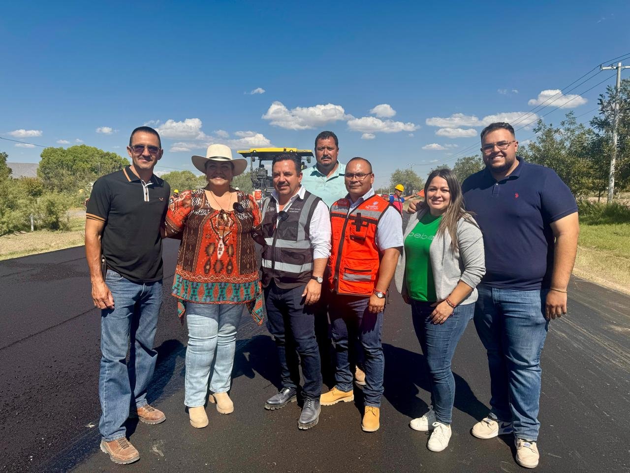 Anuncian Alcaldesa Norma Pavía y Secretario de Obras Jorge Chanez, riego de sello para 2 kilómetros de terracería en camino de Los Filtros