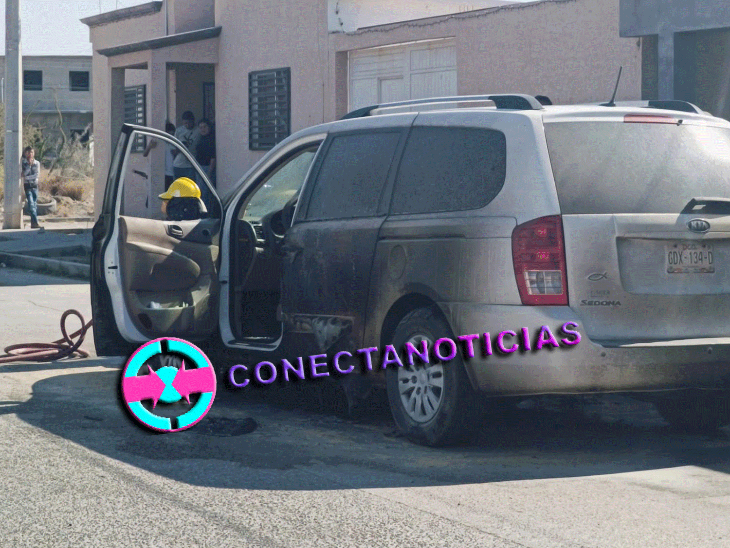 Se incendia camioneta en la calle Tercera; solo daños materiales