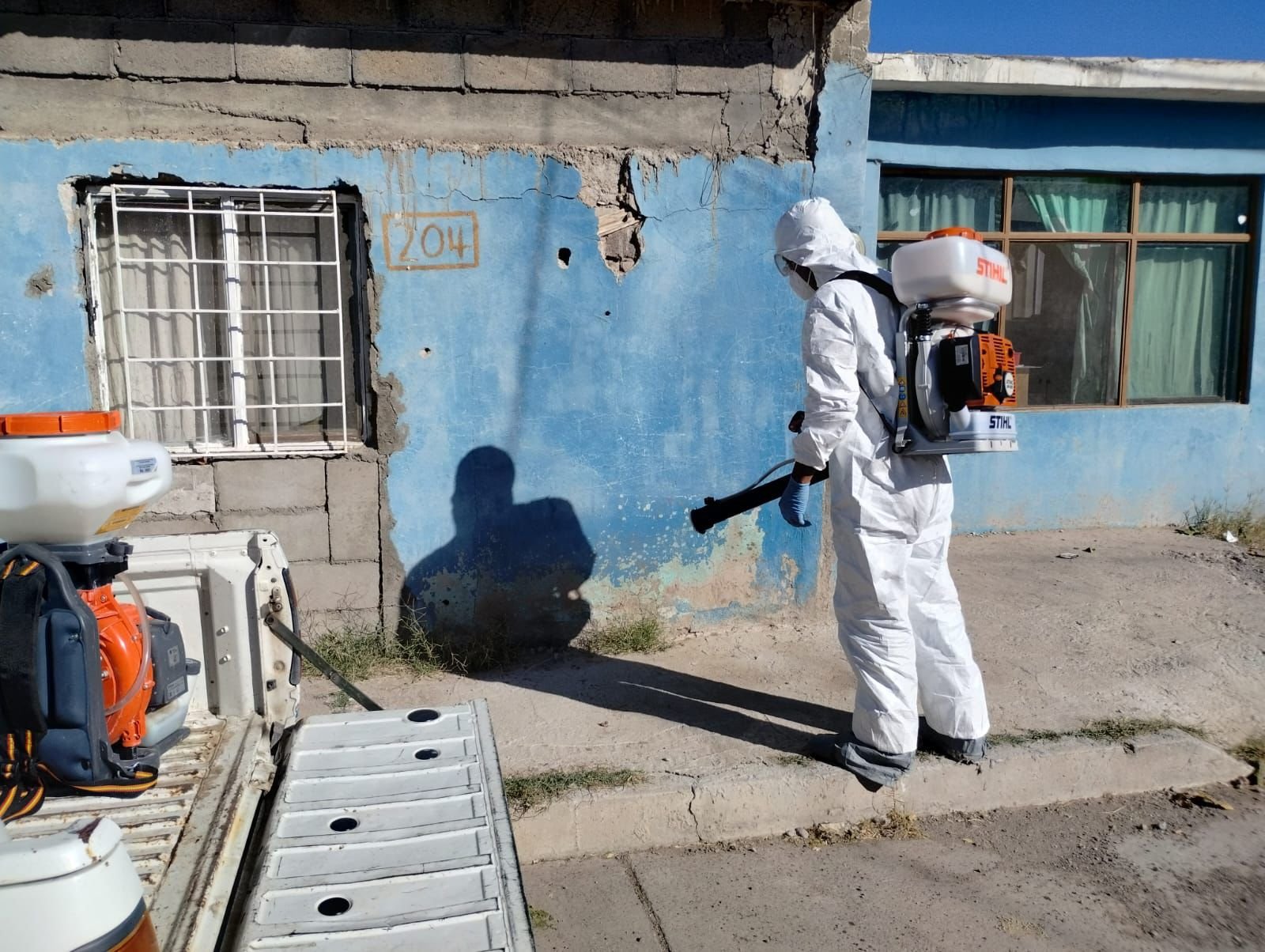 Gobierno Municipal y Jurisdicción Sanitaria refuerzan campaña de descacharrización y fumigación en colonias de Camargo.