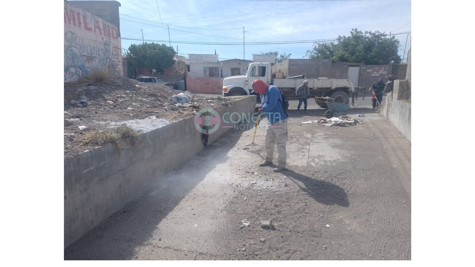 Servicios municipales de Camargo realiza trabajos de limpieza en arroyos y canales dentro de la ciudad.