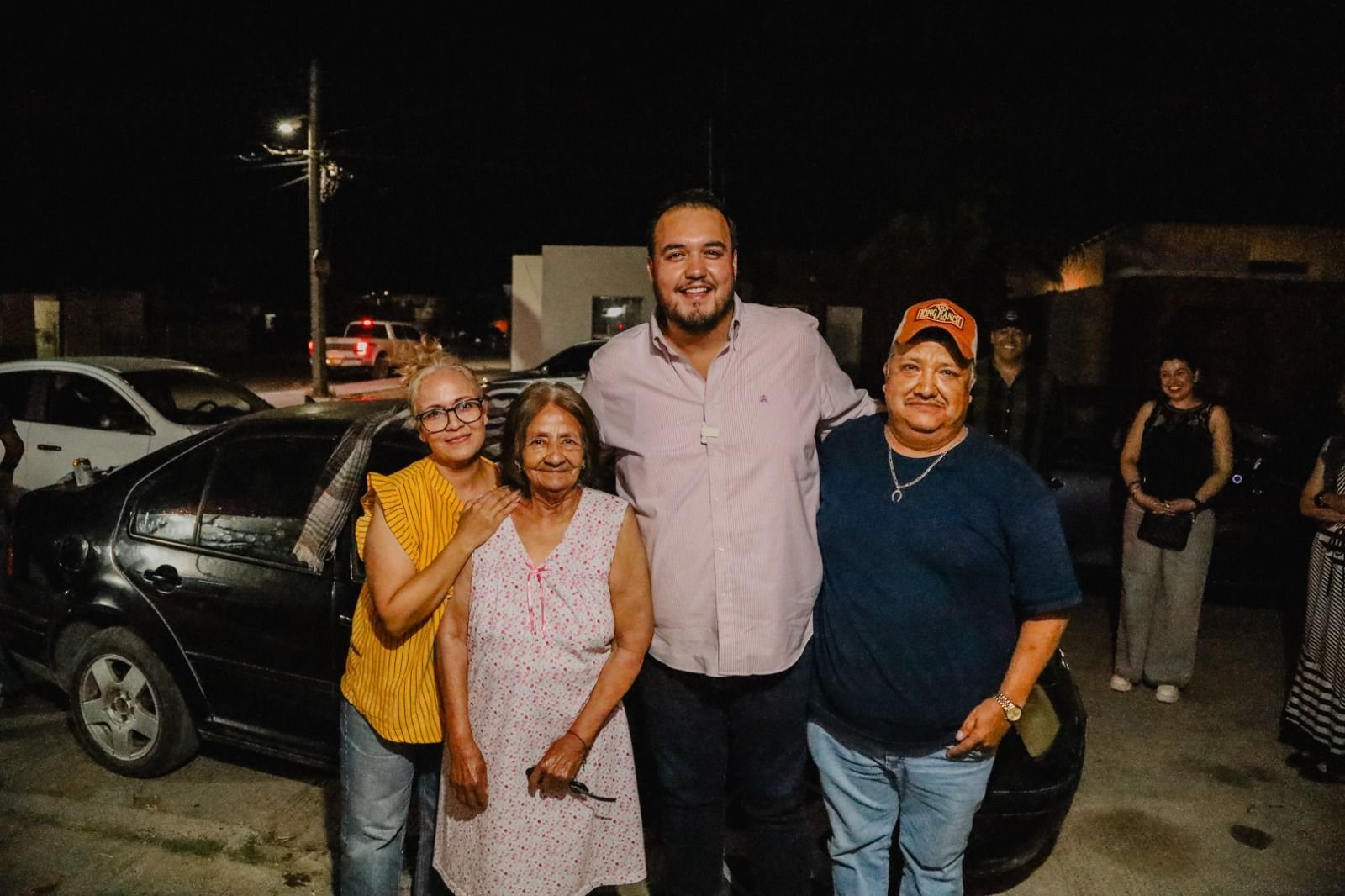 Jorge Aldana entrega auto 2025 a ganadora del sorteo del predial, celebraban 59 años de casados.