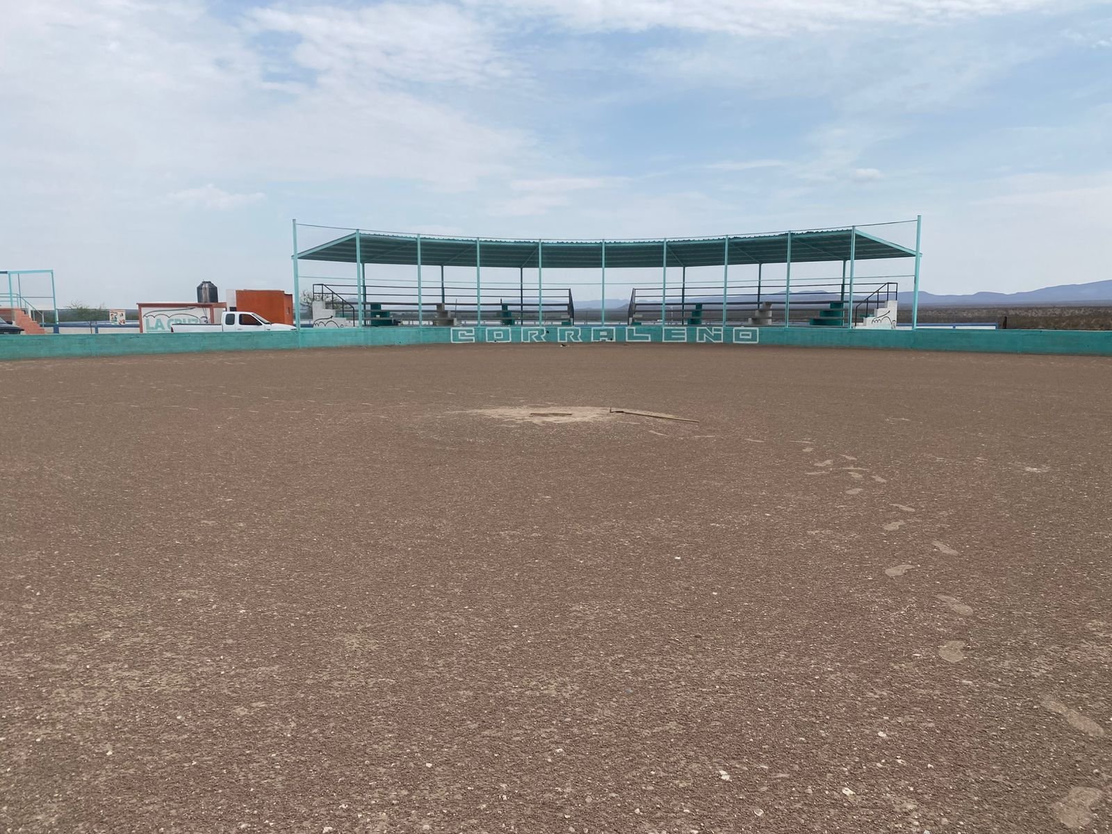Dan mantenimiento a estadios de béisbol en La Cruz para seguir viviendo la emoción del rey de los deportes