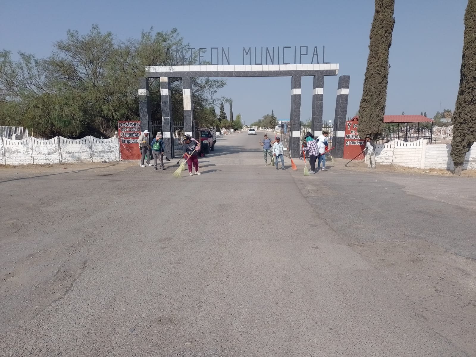 Cuadrillas de Servicios Municipales realizan labores de limpieza en el panteón municipal en Camargo.
