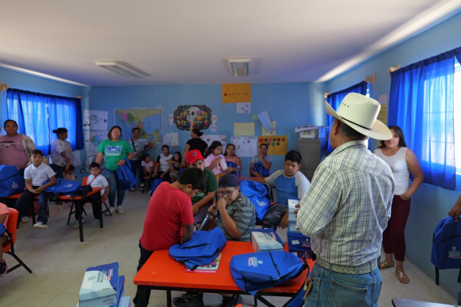 Diputado Arturo Zubía Cumple Compromisos con la Educación en Camargo