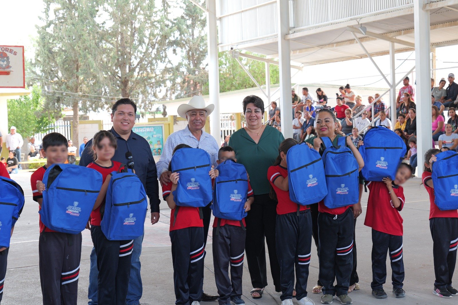 El Diputado Arturo Zubía realiza entrega de útiles escolares, mochilas y tenis en la Colonia 4 Milpas