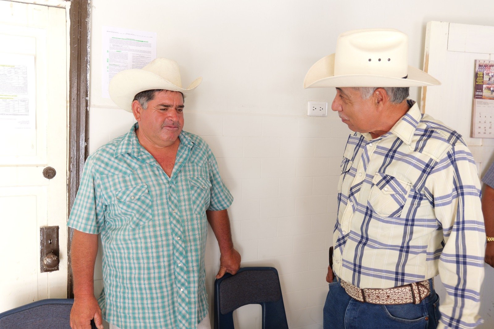 El diputado Arturo Zubía entrega ordeñadora a productor beneficiado en Jiménez.