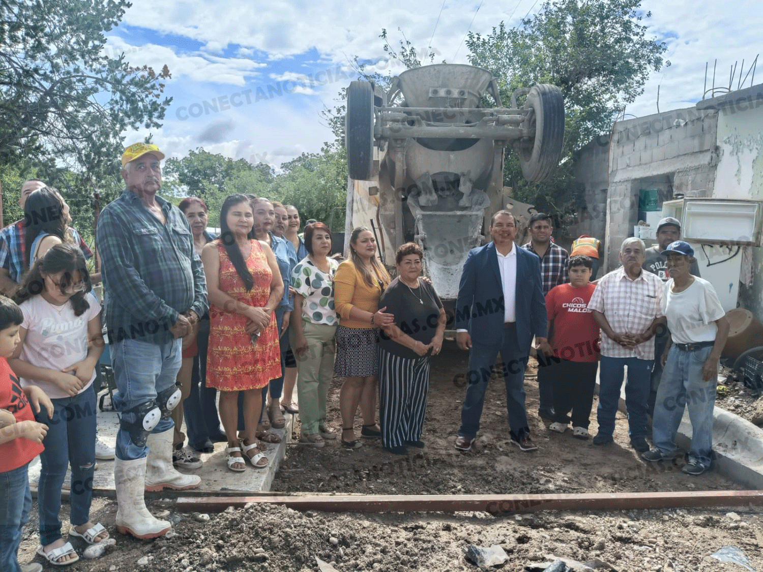  Alcalde Sergio Luis Olvera entrega calle pavimentada con concreto hidráulico en colonia Estación La Cruz