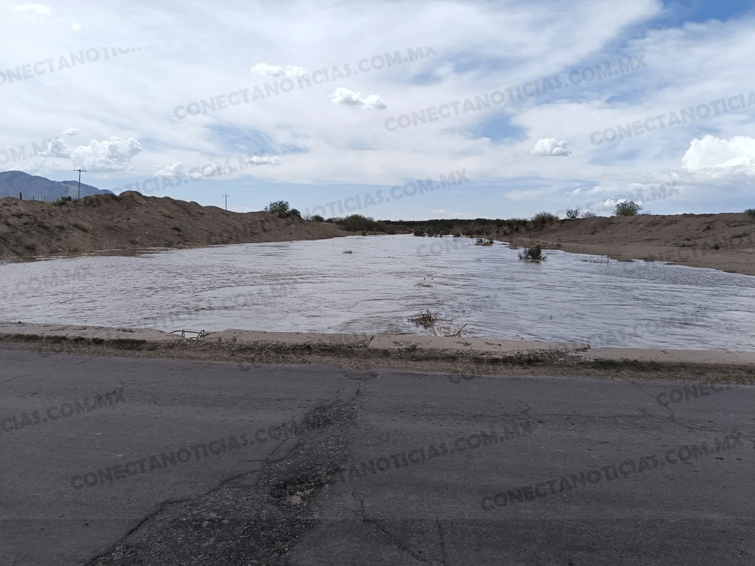 Río Florido revive y pone en riesgo el tránsito en el puente de “Los Silos”; exigen atención a carretera Camargo–Ojinaga