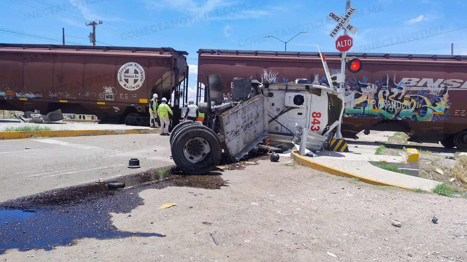 Nuevo choque en el cruce de “Los Silos”: tráiler intenta ganarle el paso al tren y queda destrozado