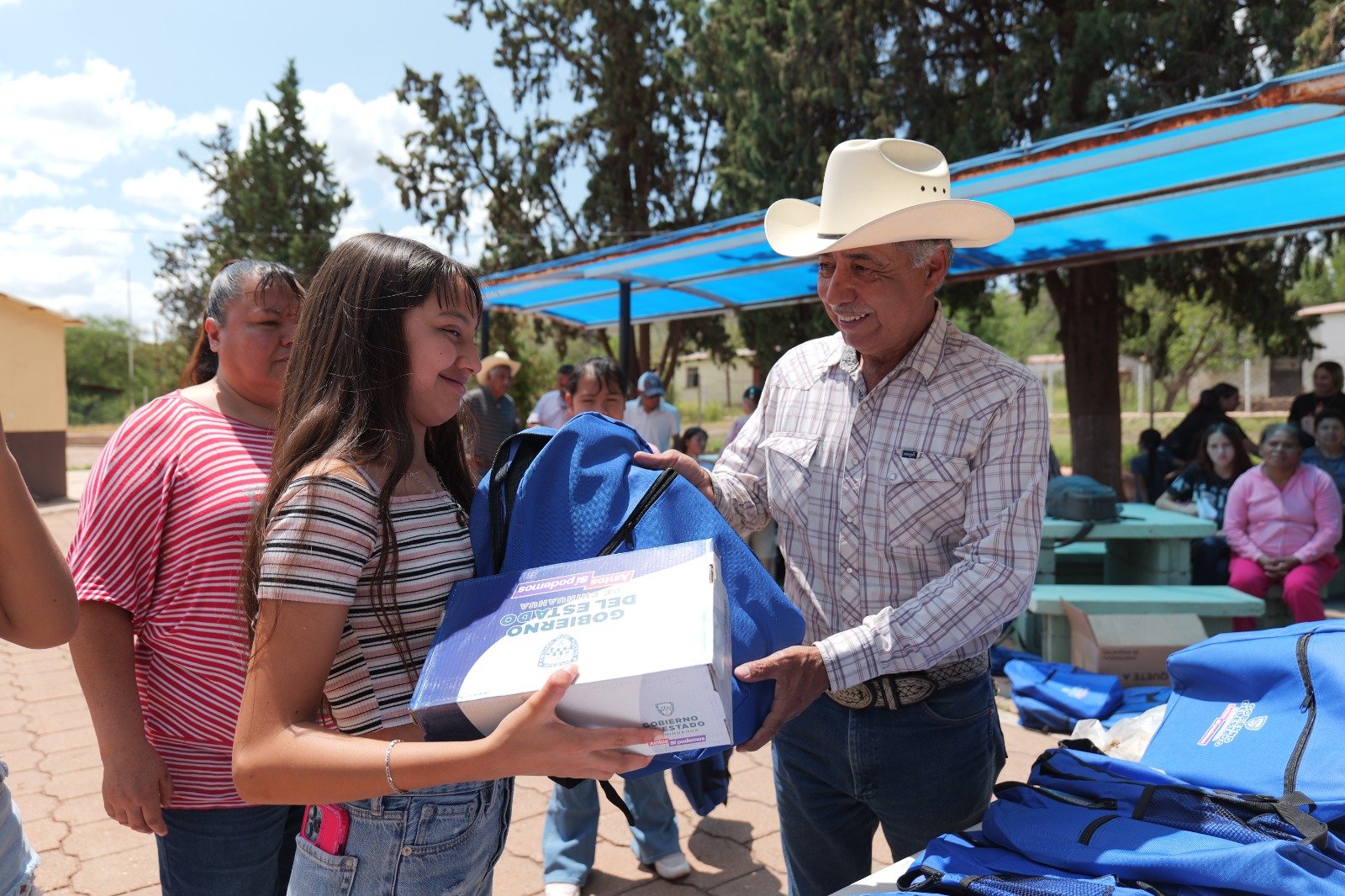 Arturo Zubia cumple compromiso con la comunidad de La Perla