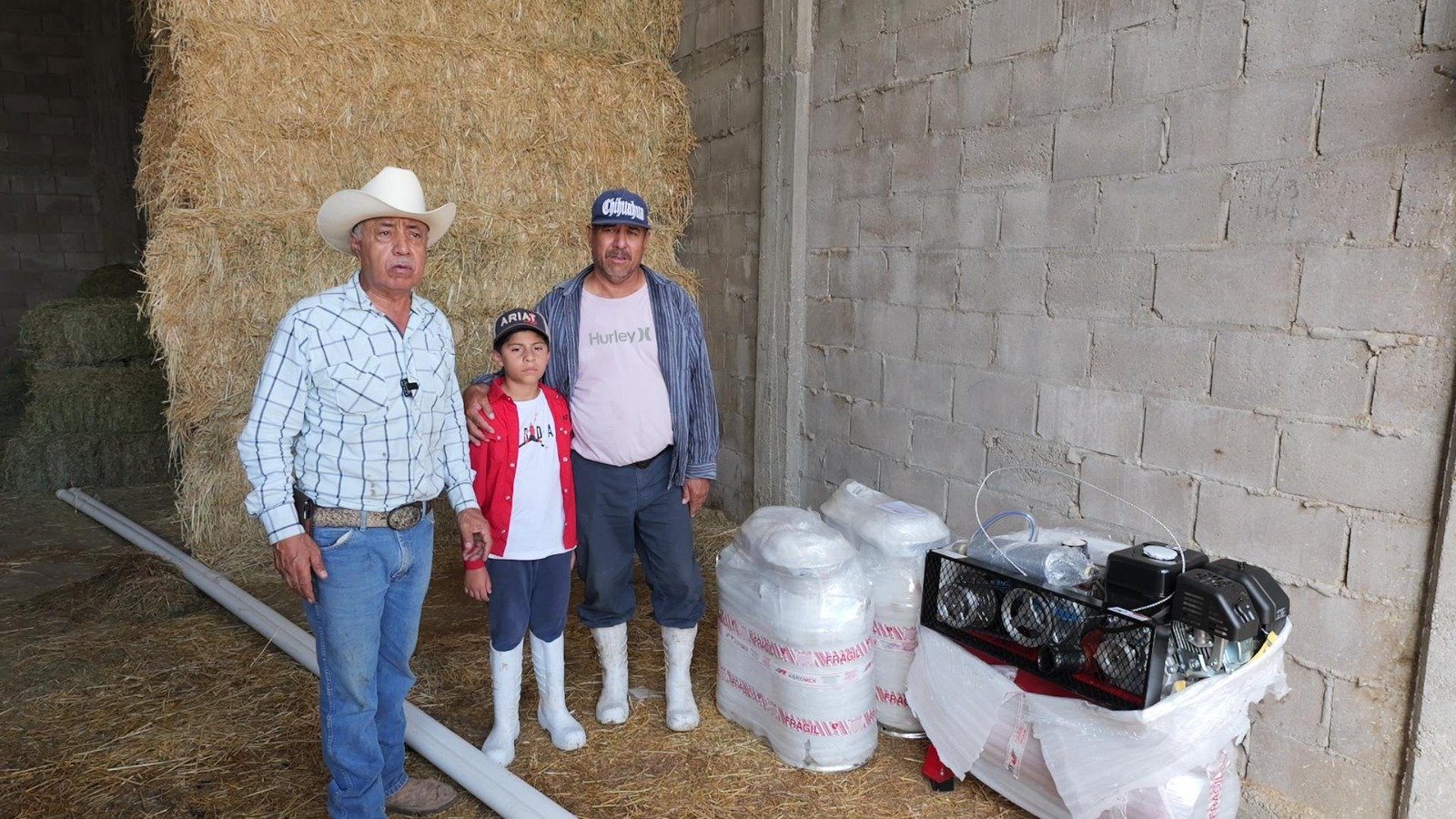 Diputado Arturo Zubía entrega 2 ordeñadoras a productores lecheros en Altavista