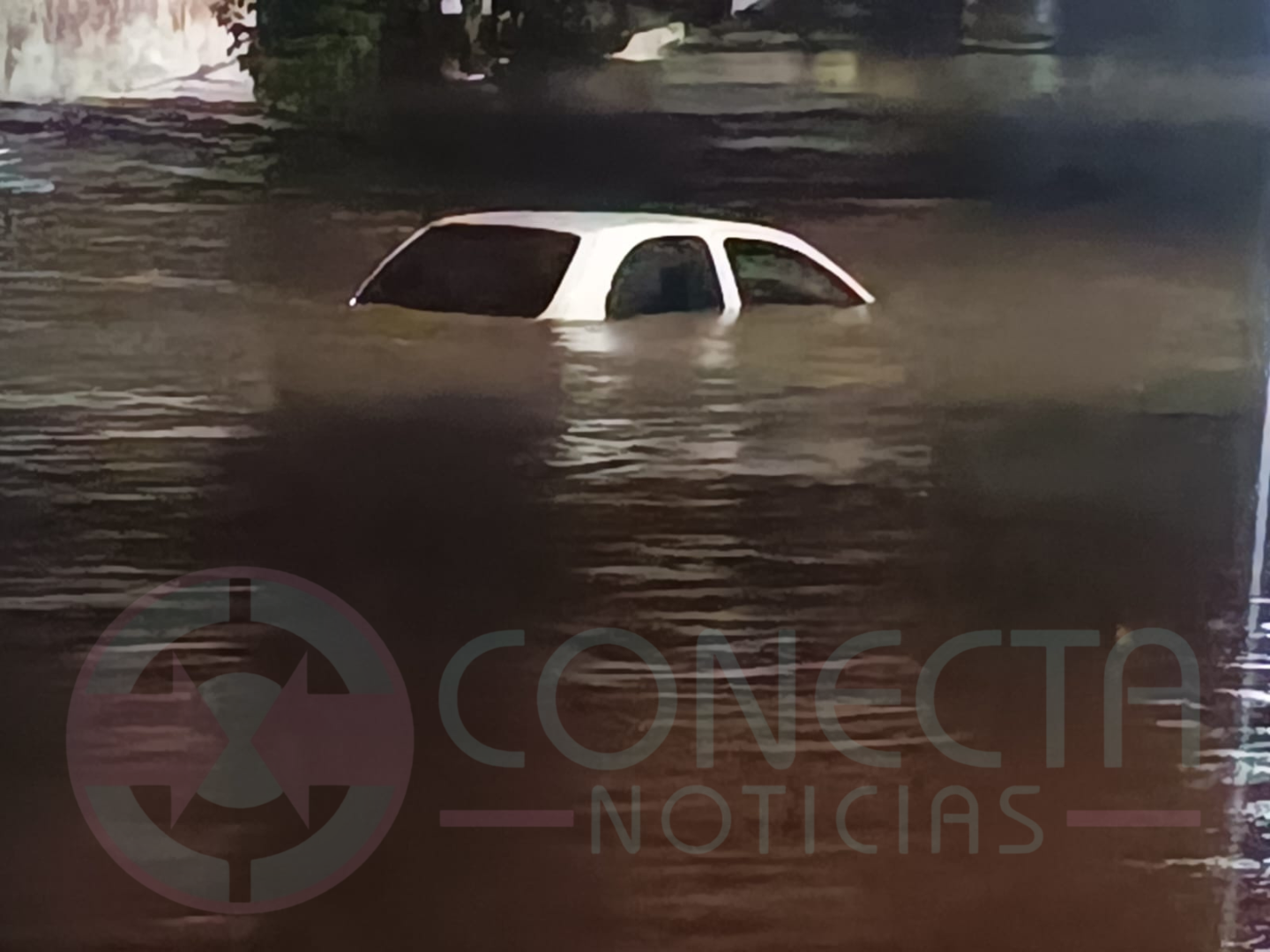 Lluvia torrencial provoca inundaciones y autos varados en Camargo