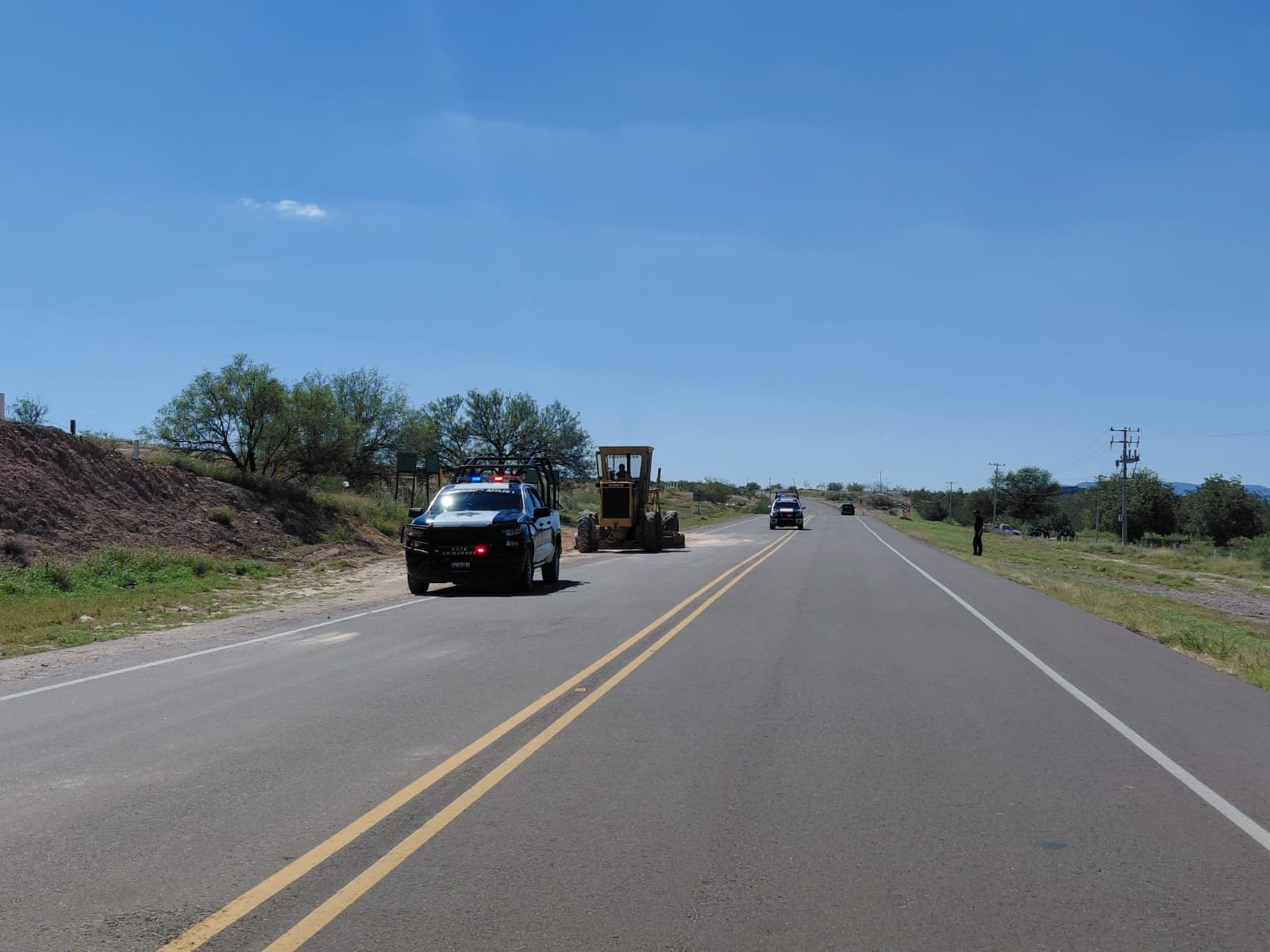 Municipio de San Francisco de Conchos retira peligroso cúmulo de tierra de la carretera Boquilla- Camargo