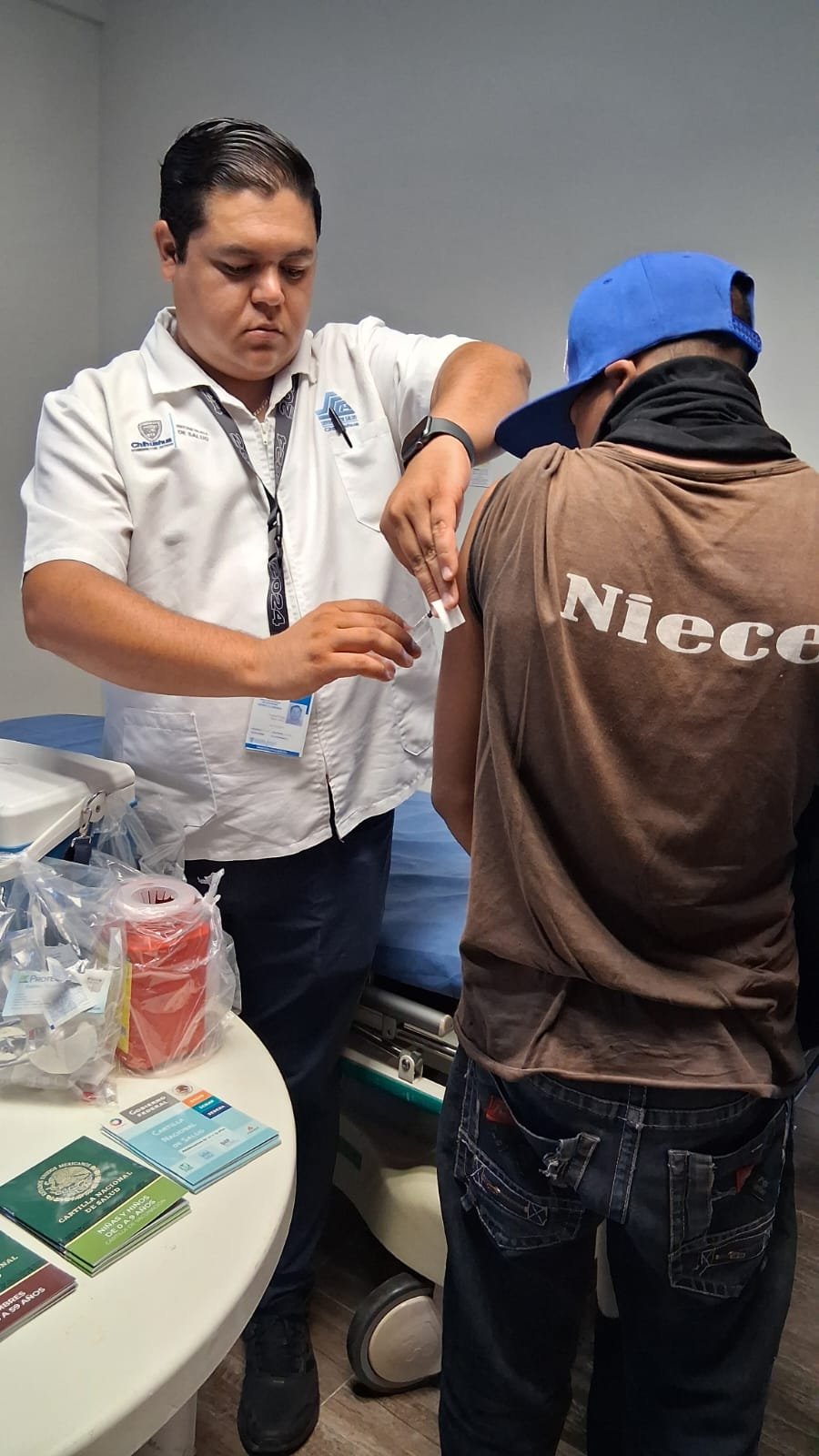 Se lleva a cabo jornada de vacunación contra el sarampión e inscripción al medi chihuahua en Estación La Cruz