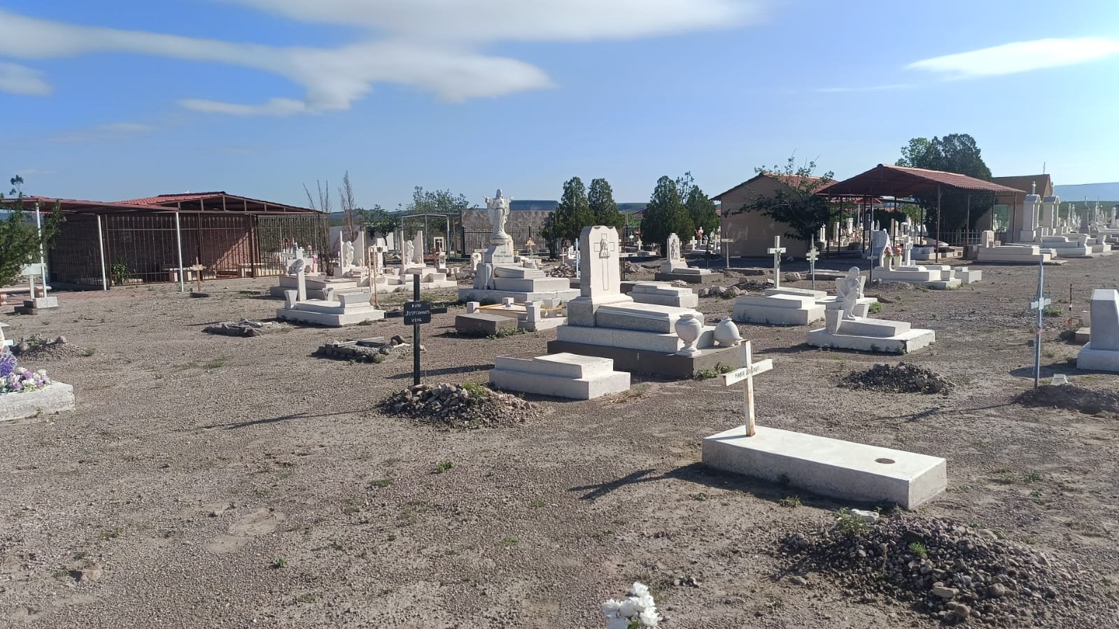 Se intensifican trabajos de limpieza en los panteones de La Cruz rumbo al Día de Muertos