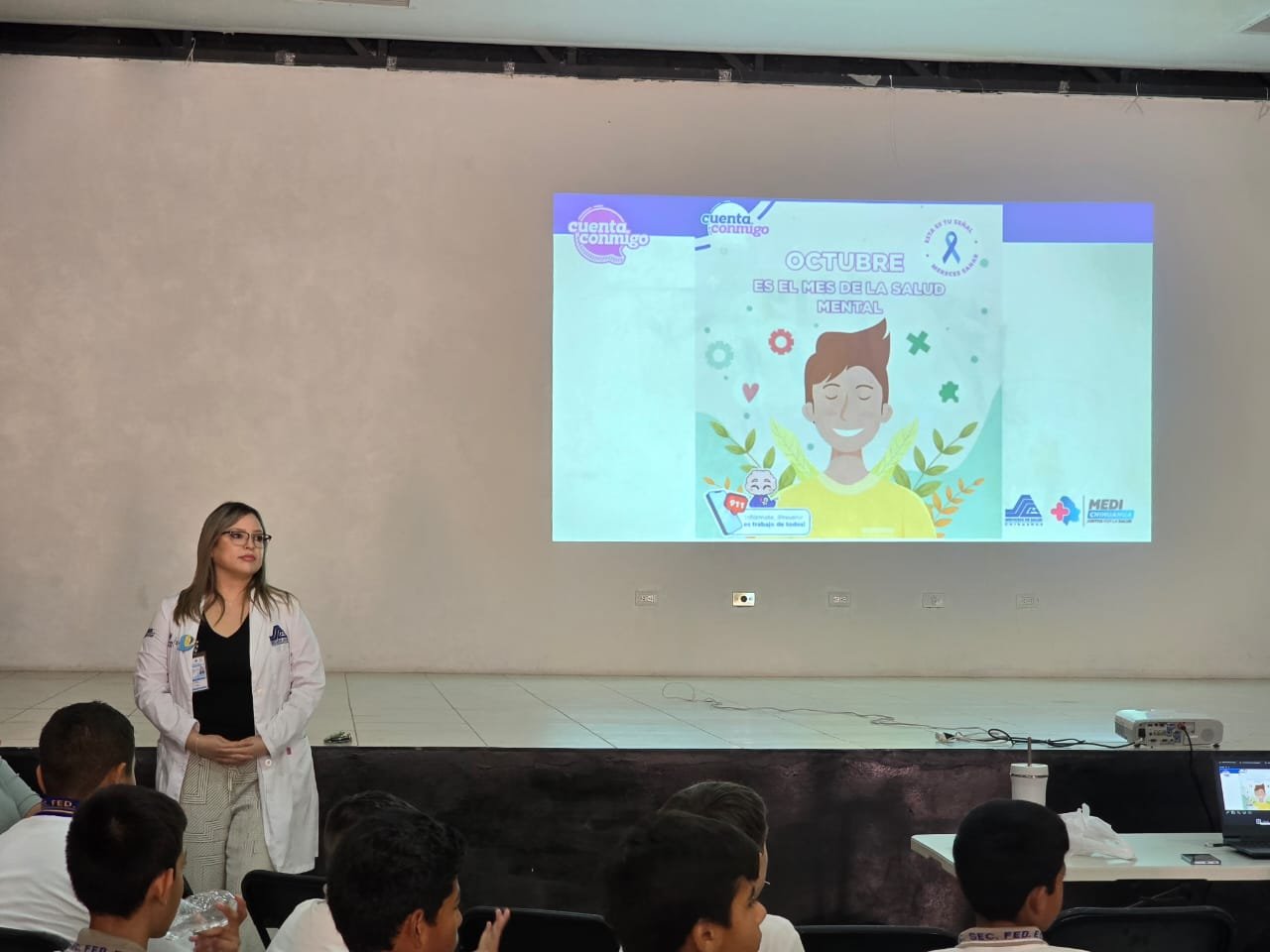 Psicóloga Nayeli Loya imparte plática sobre salud mental en adolescentes en La Cruz