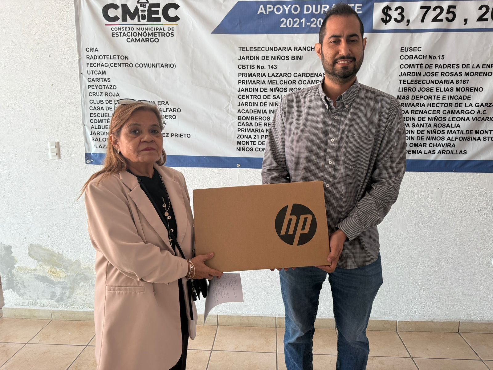 Consejo de Estacionómetros Camargo entrega computadora a la Supervisión Escolar 132