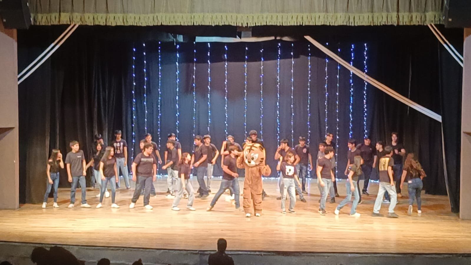 Presentan estudiantes del Bachilleres Plantel 15 emotiva muestra artística con causa social. al “Radio Teletón 2025”