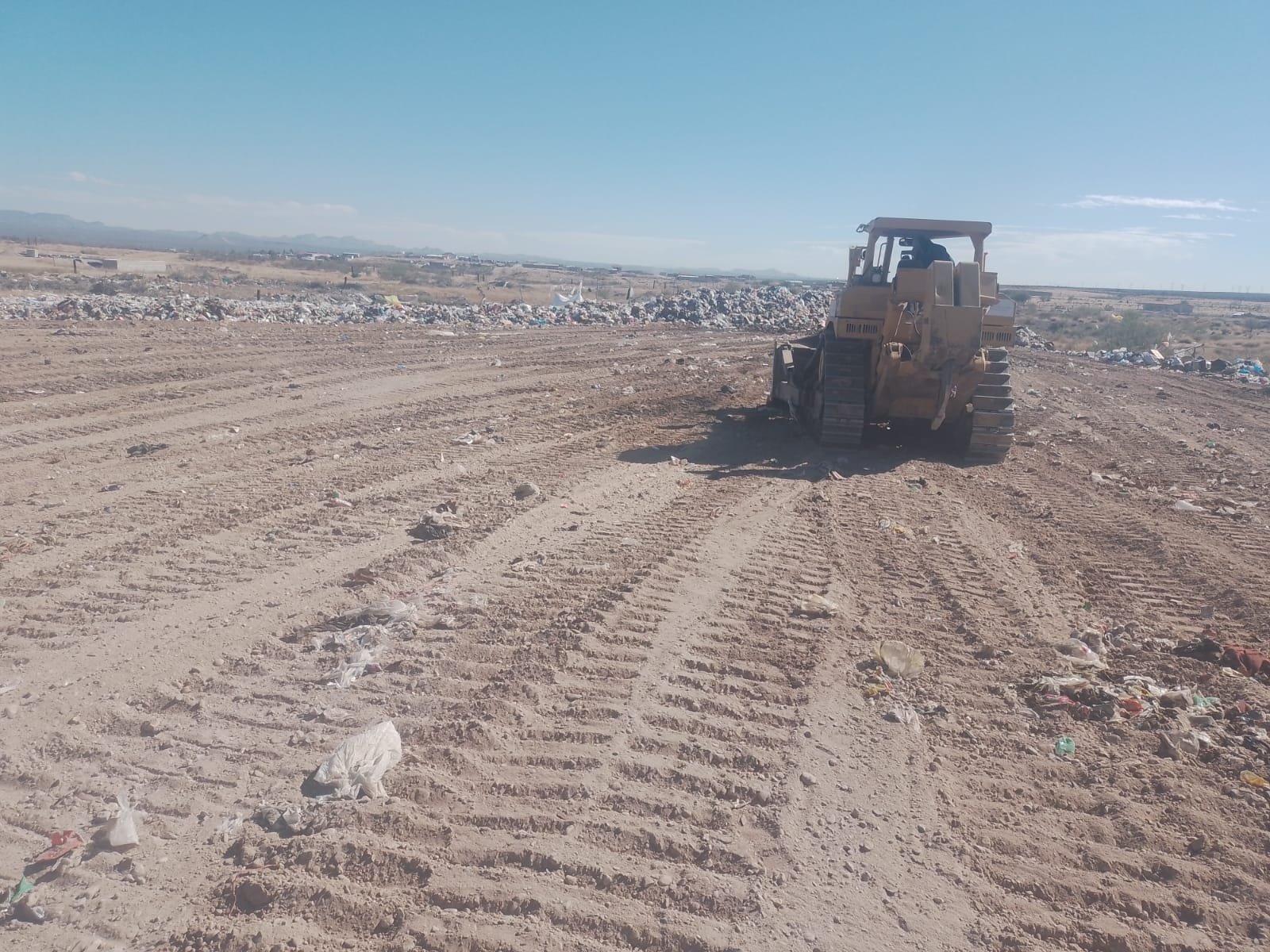 Alcalde Sergio Olvera agradece apoyo a Gobierno del Estado por maquinaria D8 en el relleno sanitario