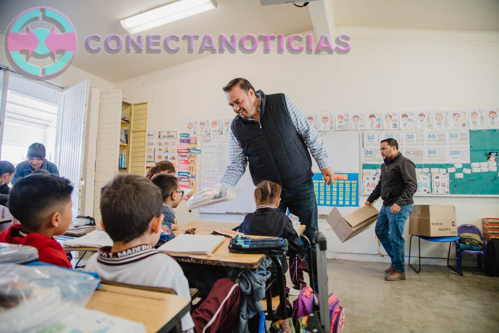 Gracias a la visión de la Gobernadora Maru Campos, más de 6 mil niñas y niños recibirán útiles escolares en Camargo: Jorge Aldana