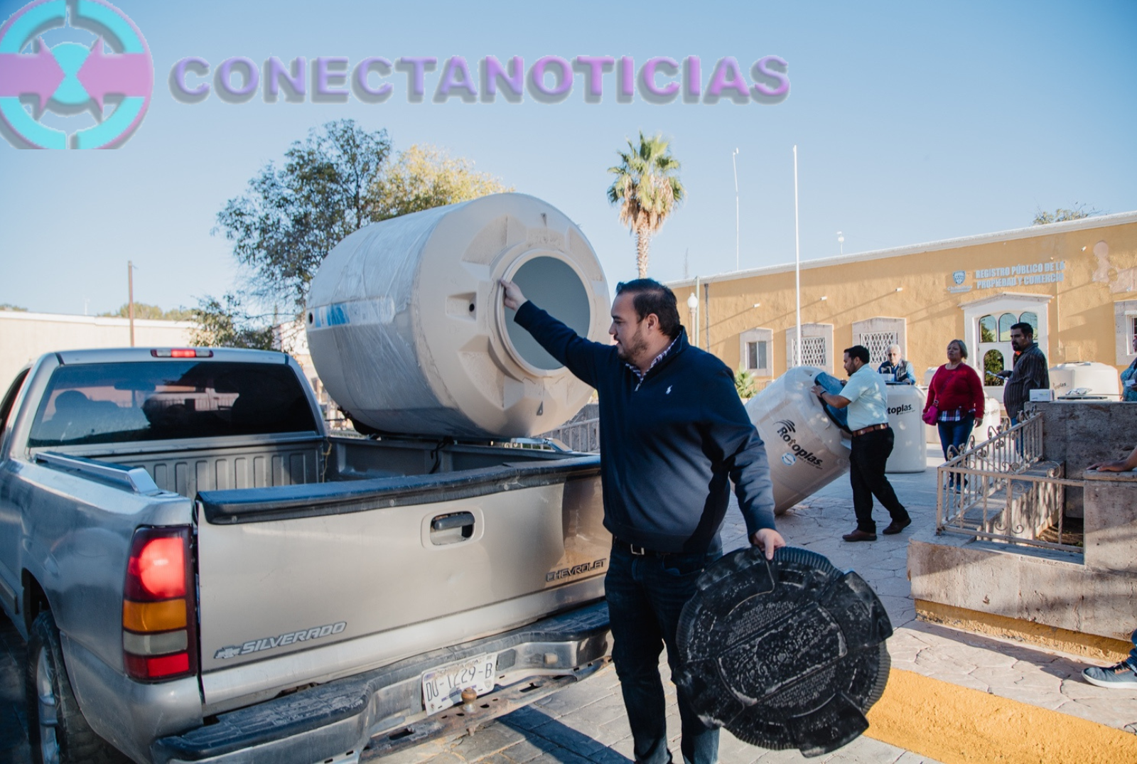 Entrega de tinacos subsidiados supera la meta anual en Camargo: Jorge Aldana