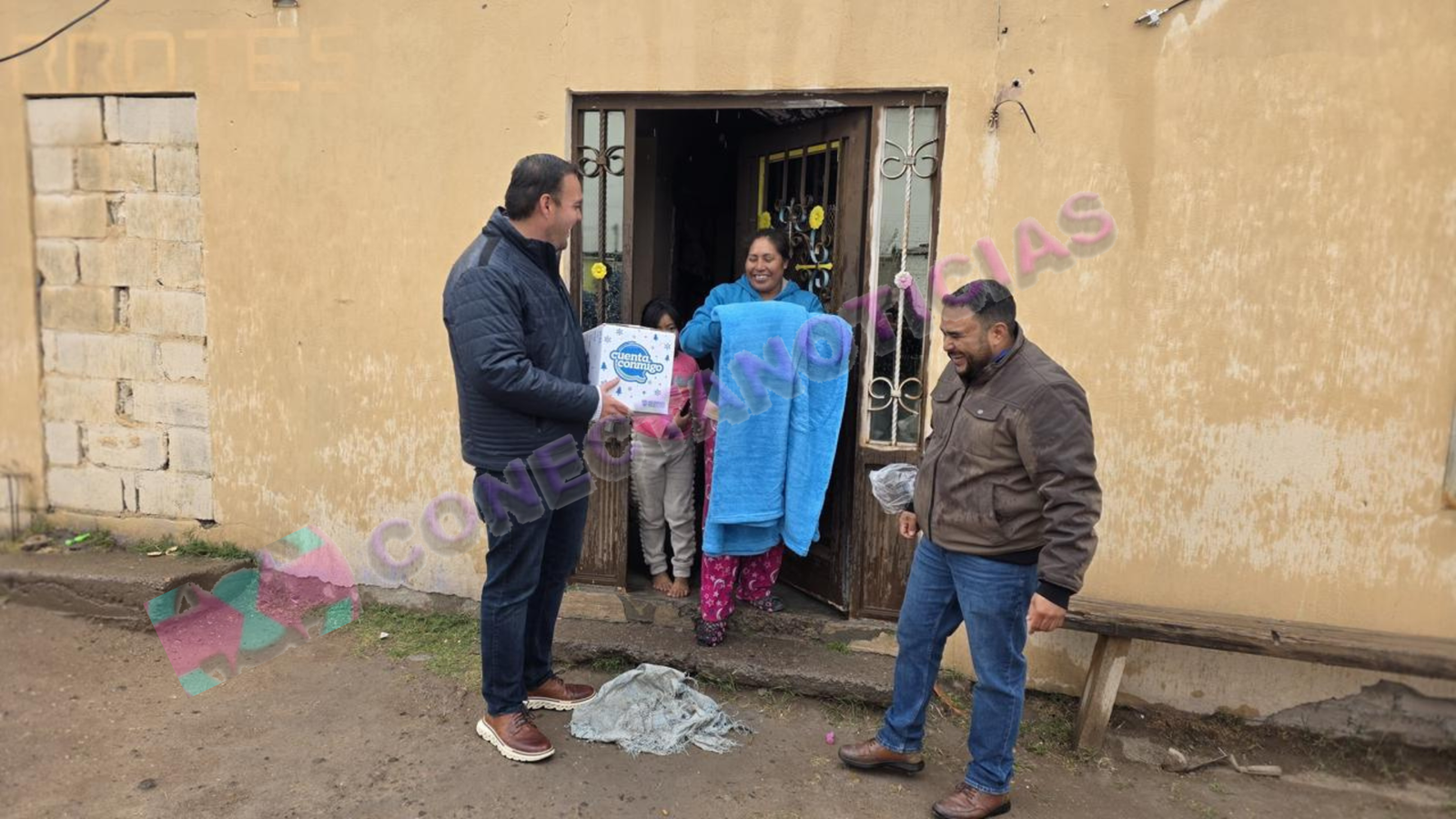 Entrega Jorge Aldana y Desarrollo Humano cobijas y chamarras a familias ante frente frío en Camargo