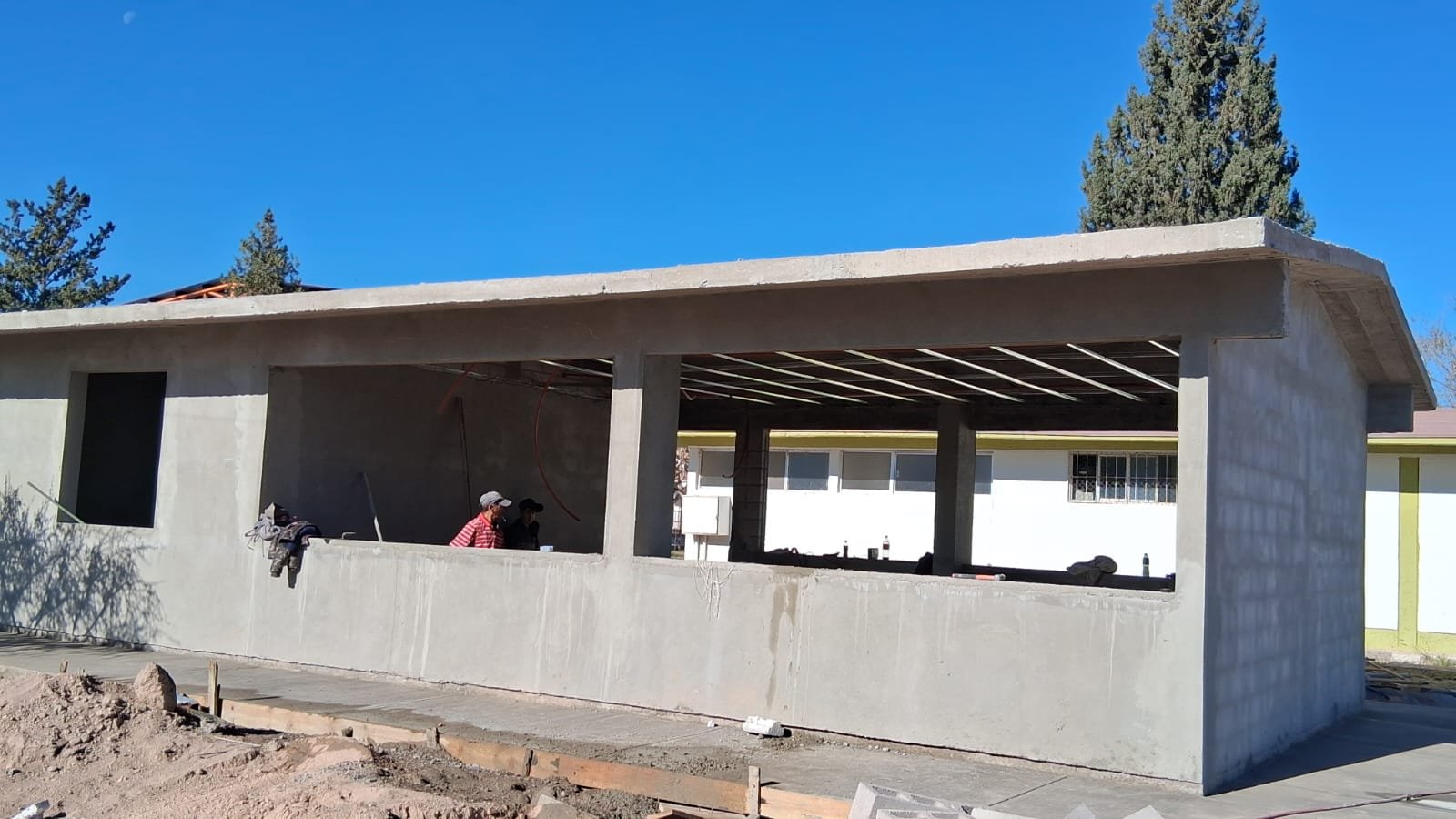 “La educación sigue avanzando: aulas de secundaria, casi listas en La Cruz”