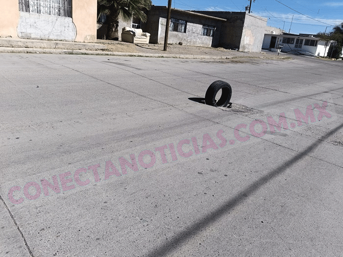 Vecinos colocan llantas en baches para prevenir accidentes en Camargo