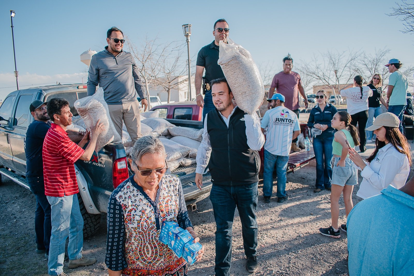 Gobierno Municipal lleva frijol subsidiado y focos ahorradores a la comunidad de El Tecuán