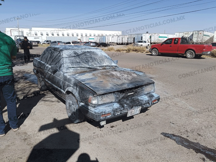 Se incendia vehículo en las afueras de maquiladora; rápida acción evita mayores daños