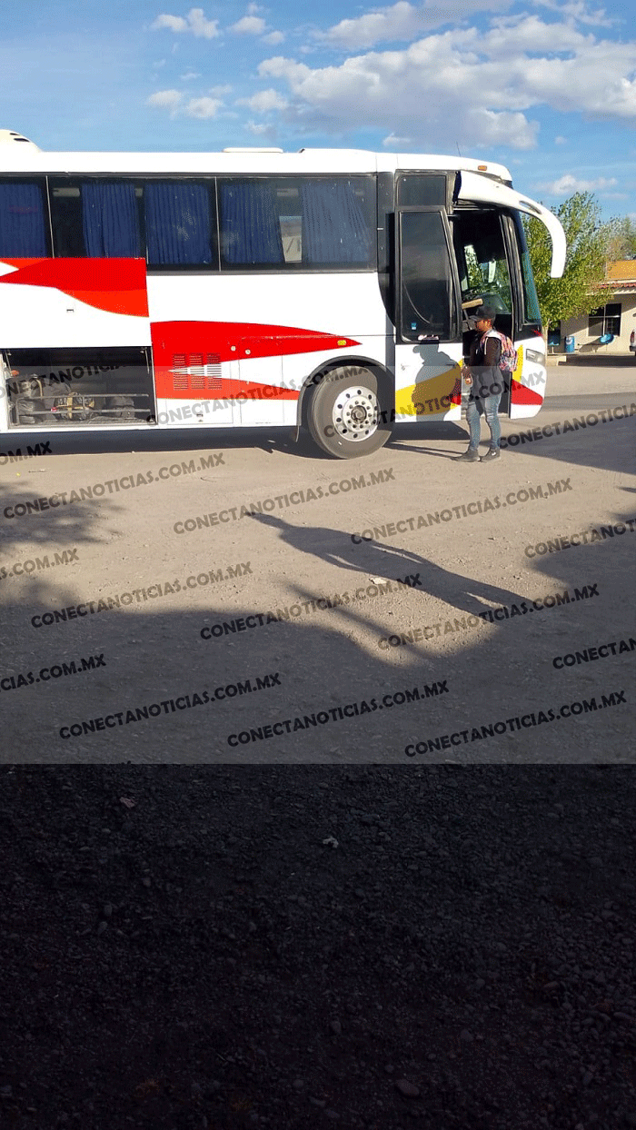 Camión de pasajeros se queda varado en carretera Chihuahua–Camargo; falla mecánica sería la causa