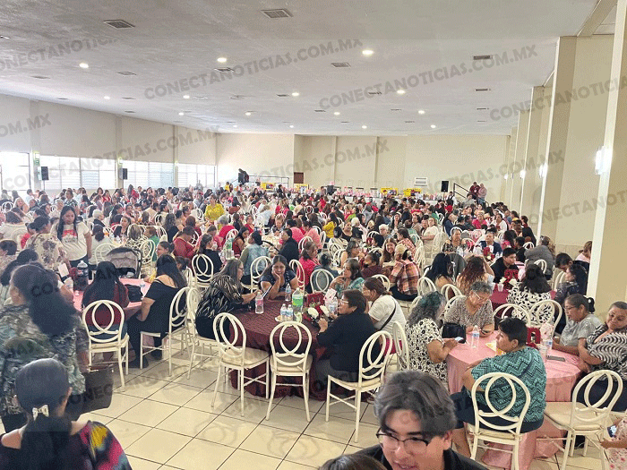 Gran festejo para las madres reúne a cientos de familias en Camargo; esperan llegada de Andrea Chávez