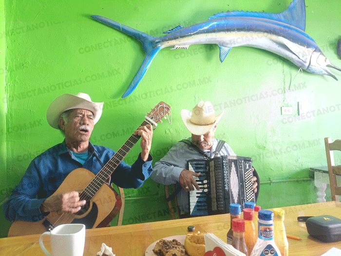 “Charlas Rumbo al 2027” abre espacio a músicos regionales tras ausencia de invitado manejador de Mazorqueros. 