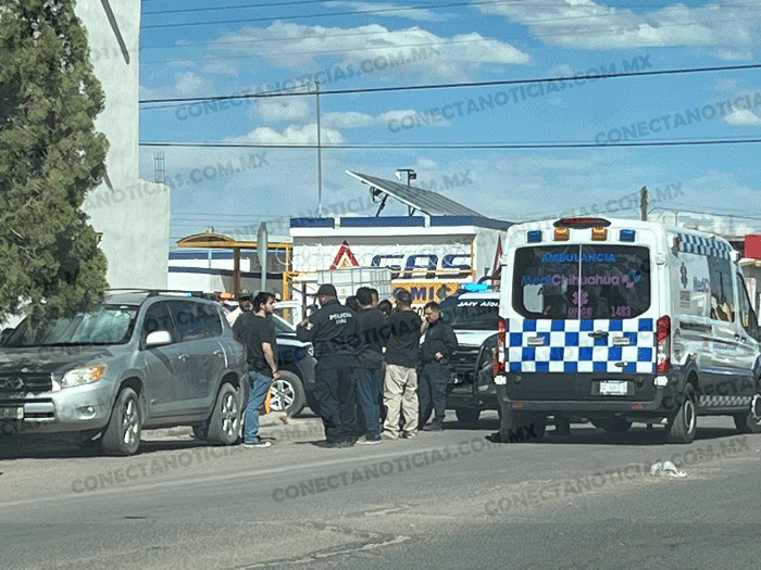 Motociclista se impacta contra camioneta al intentar evitar choque en la colonia Abraham González