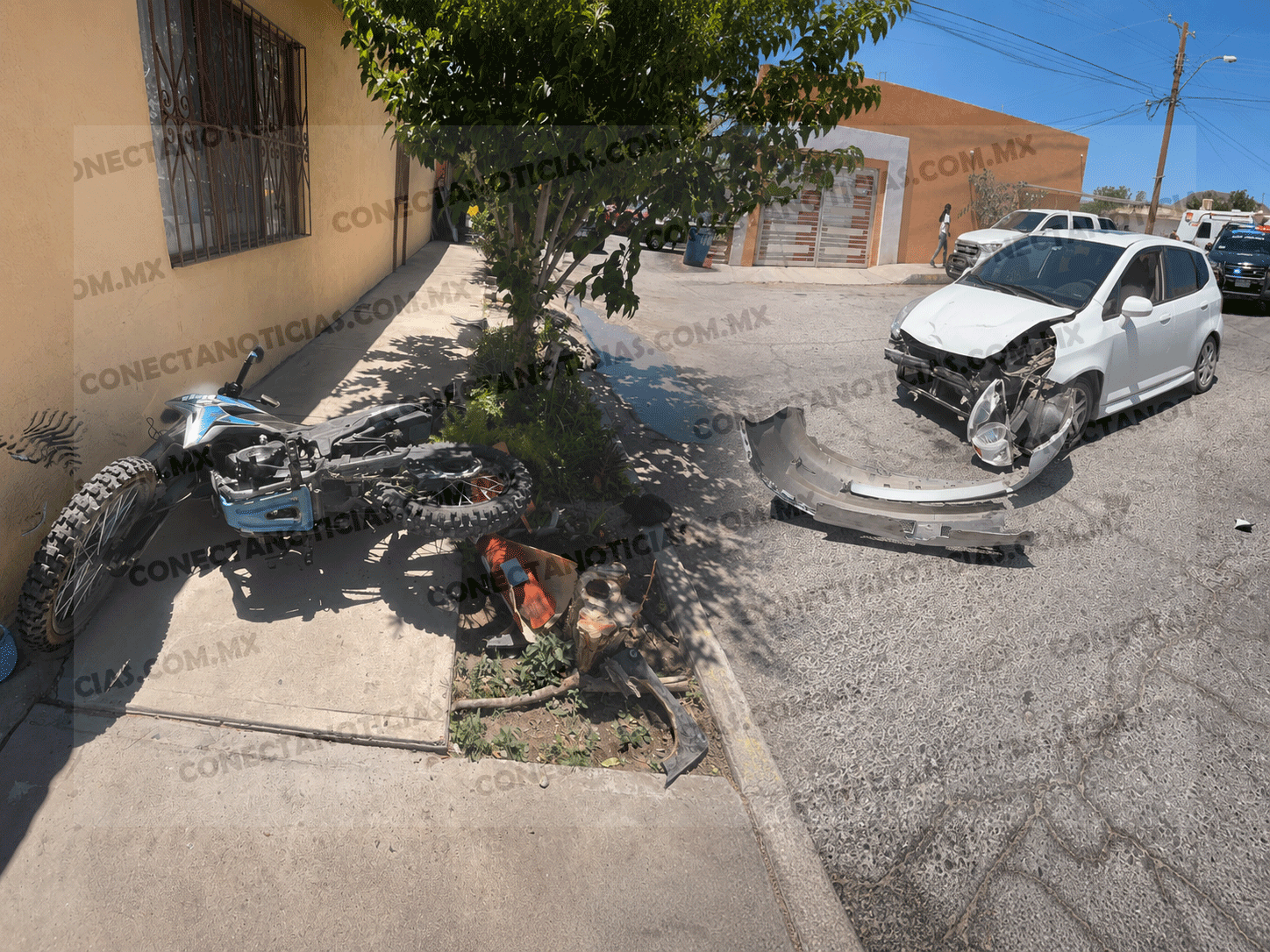 Aparatoso choque entre motocicleta y automóvil deja tres lesionados en Camargo