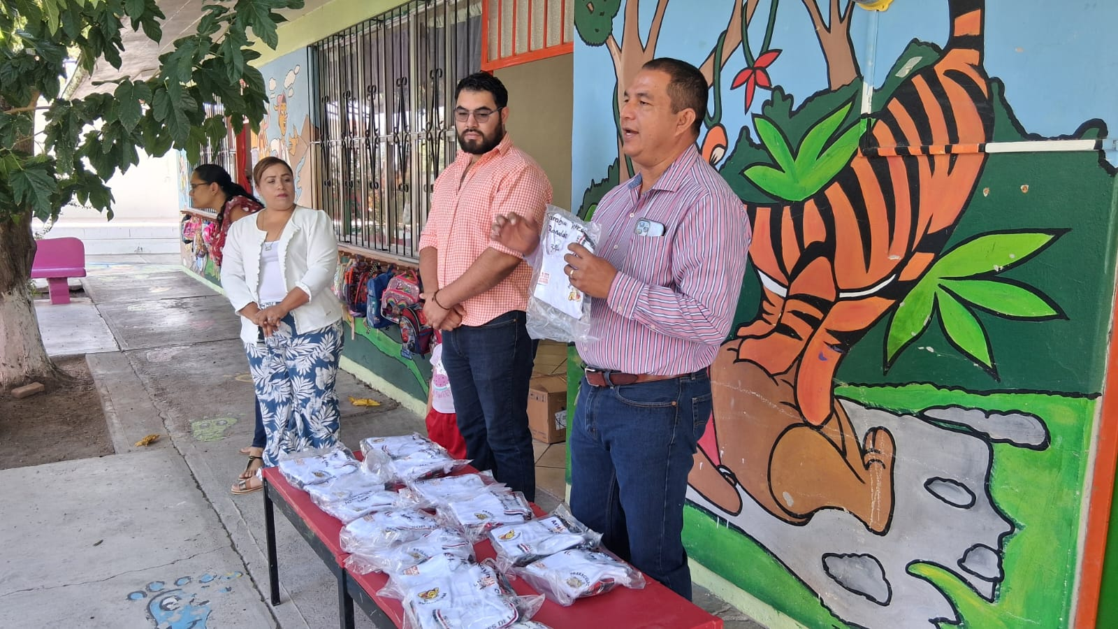 Uniformes escolares llegarán a estudiantes de La Cruz en el próximo ciclo escolar; destacan compromiso del Gobierno Municipal