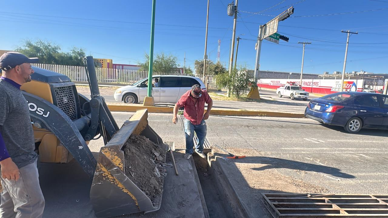 Servicios municipales comienza la limpieza de drenes pluviales y arroyos en Camargo.