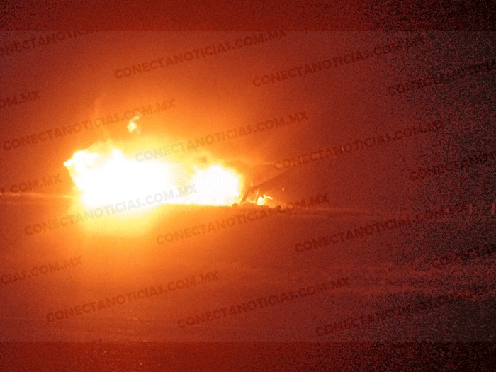 Se incendia tractocamión cargado con sandías en la autopista Delicias–Camargo; pérdidas totales