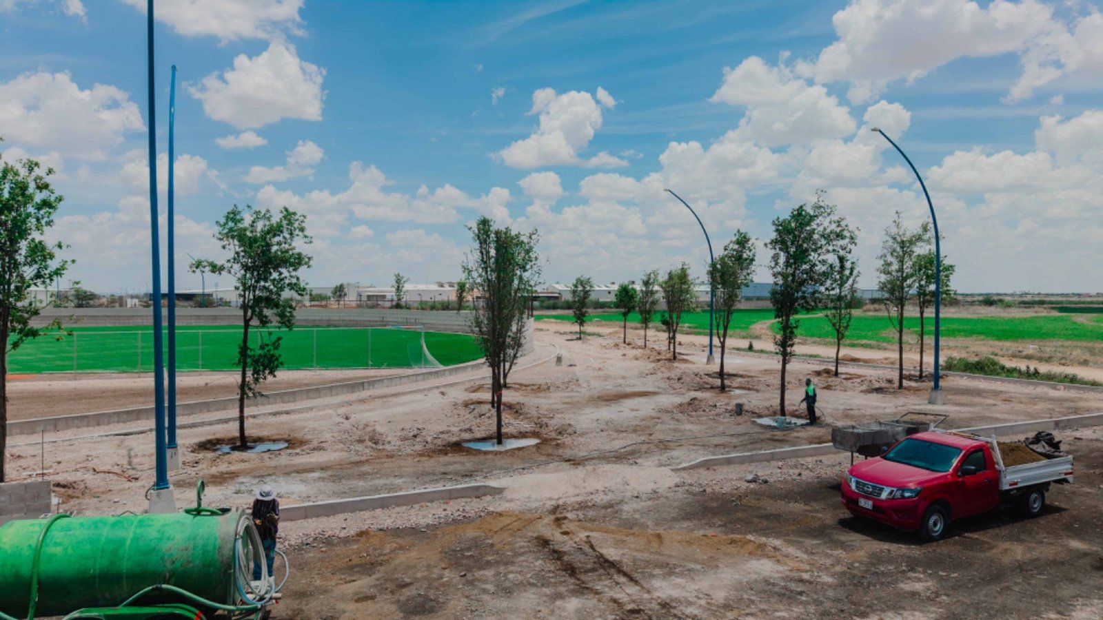 Llegan los primeros árboles al Polideportivo Camargo; serán más de 100 encinos de más de 4 metros de altura: Jorge Aldana