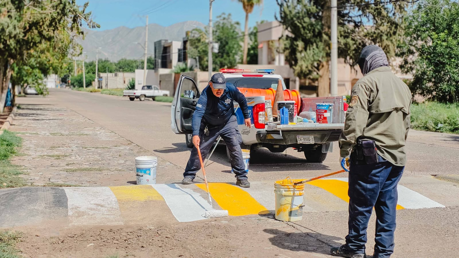 Refuerza Vialidad Municipal seguridad peatonal con pintura de cruces en distintos puntos de Camargo