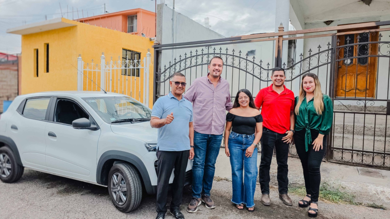 Jorge Aldana entrega automóvil al ganador de la Gran Rifa del Predial 2026