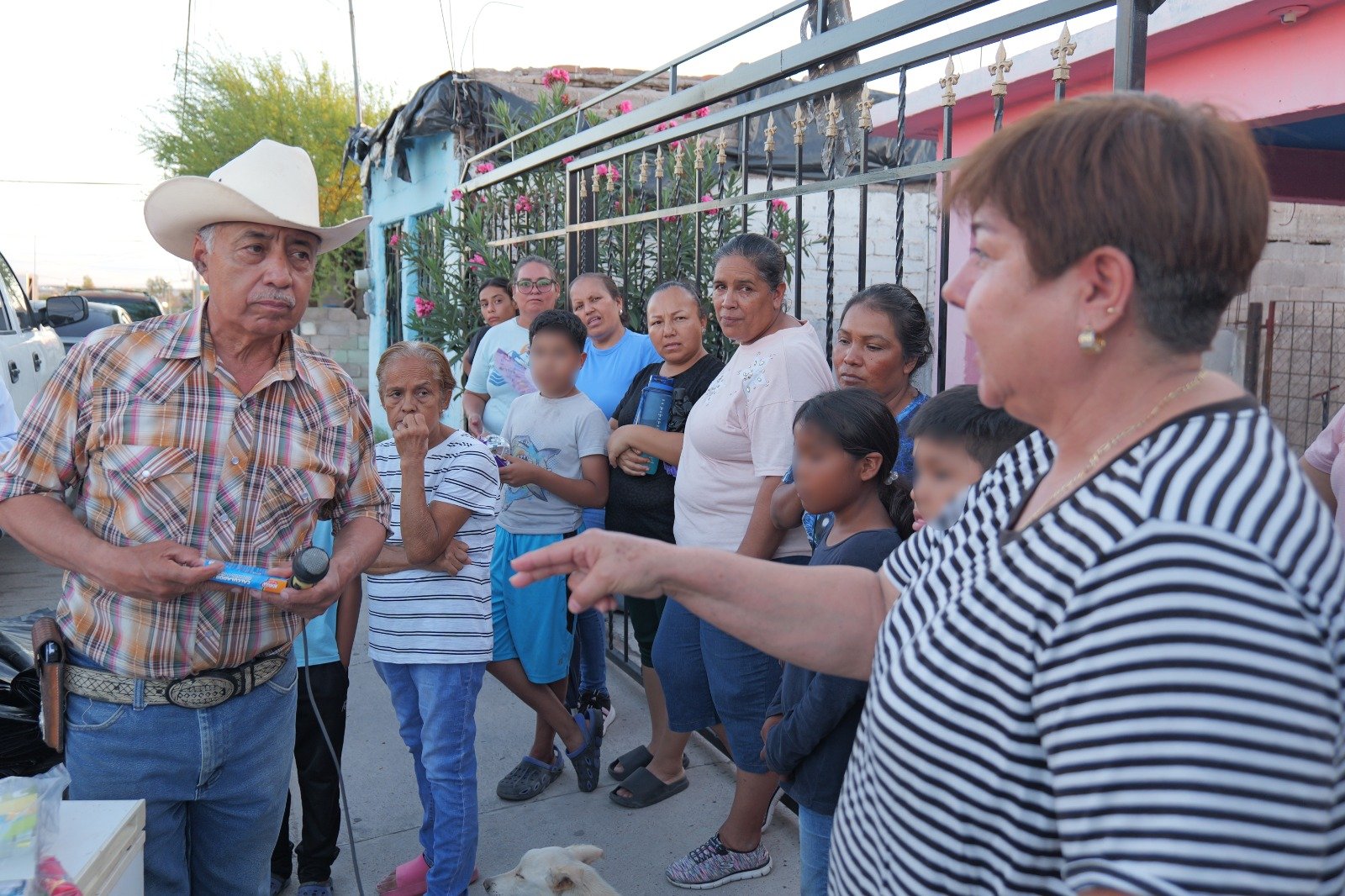 Arturo Zubía lleva apoyos a familias y estudiantes durante Día Ciudadano en la Abraham González