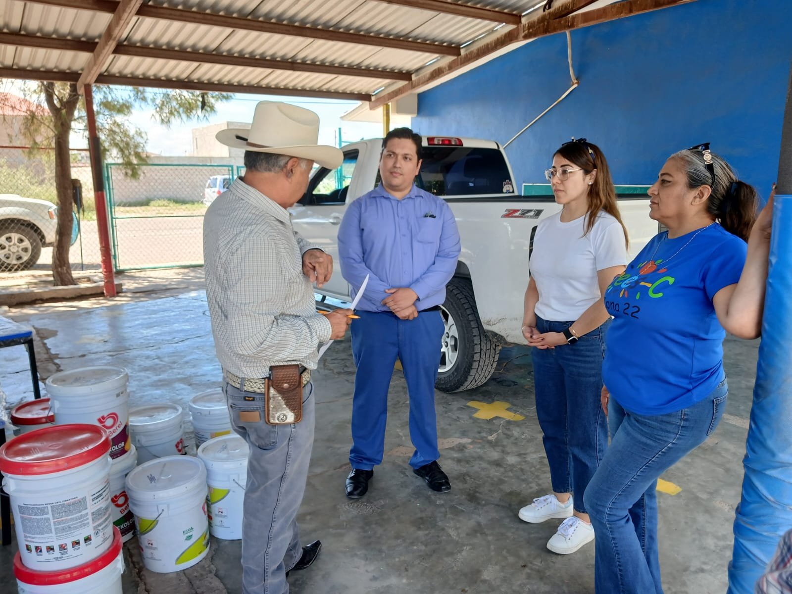 Arturo Zubia atiende necesidades del Preescolar Ramón López Velarde con entrega de mobiliario y materiales