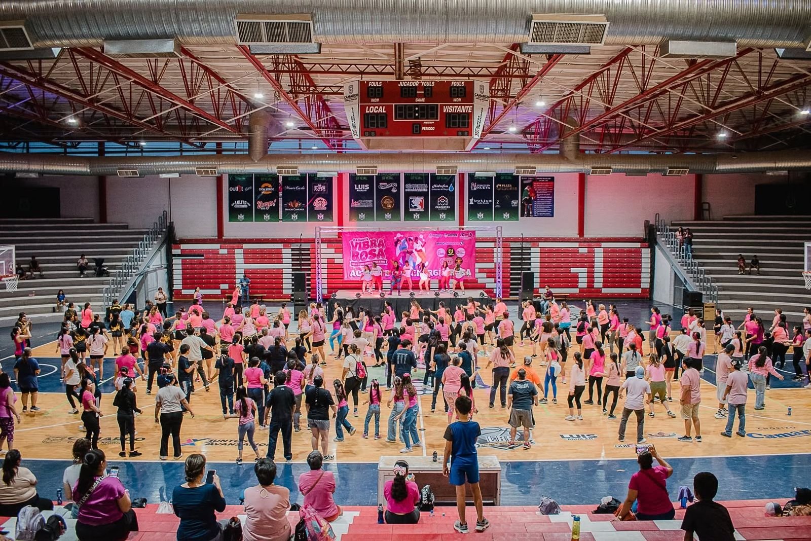 ¡Actívate, diviértete y súmate a la clase masiva Zumba Rosa, hoy a las 6:00 pm en el Poliforo Municipal