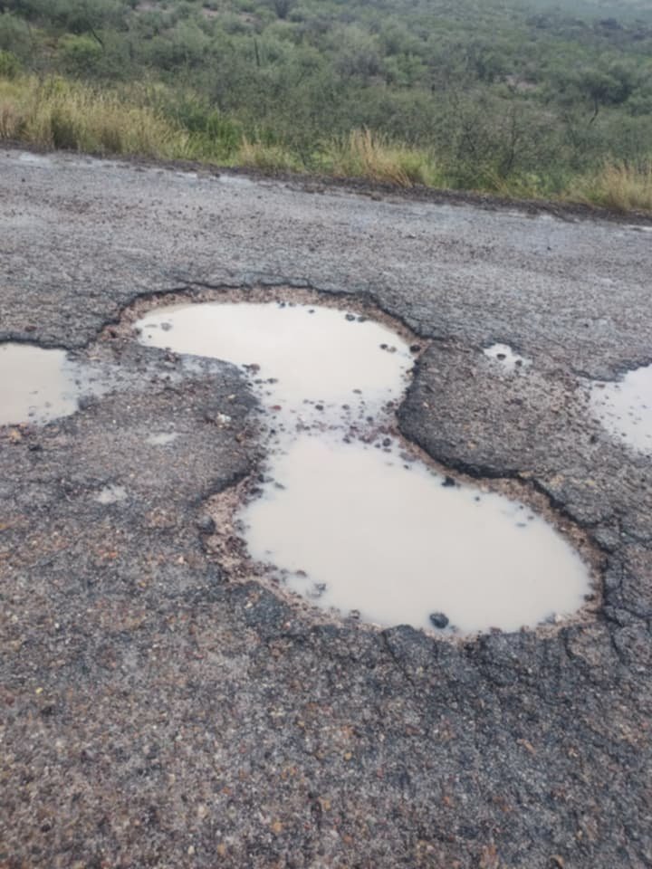 Reportan Mega baches en la carretera Camargo-Ojinaga; piden atención de las autoridades