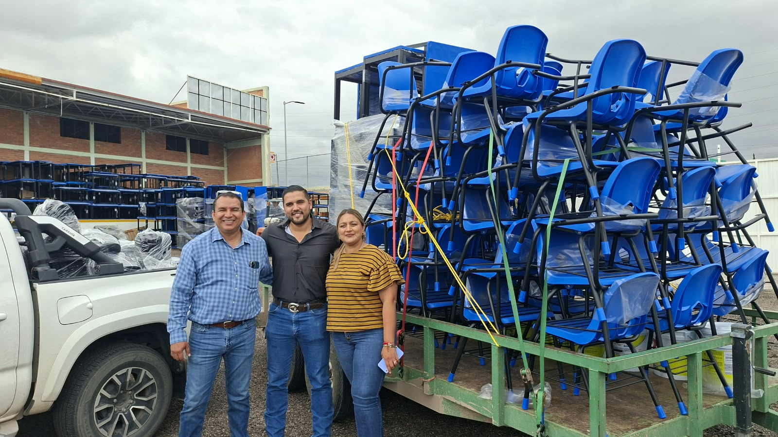GESTIONA ALCALDE SERGIO OLVERA EQUIPAMIENTO PARA ESCUELAS DE LA CRUZ ANTE EL ICHIFE